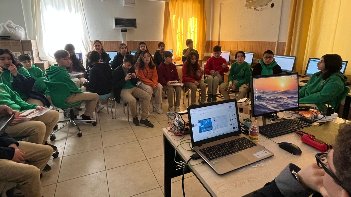 Ecothings projesi kapsamında öğrencilerimiz,  Durmuş Gülser Gedikoğlu Ortaokulu  6. Sınıf öğrencilerine 1 günlük kodlama eğitimi verdi